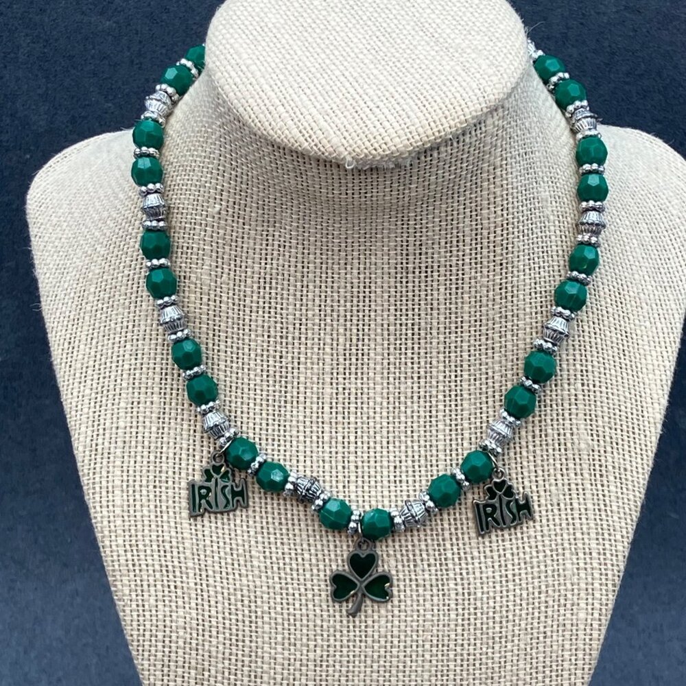 St Patricks Day Irish Necklace 15 In Green Silver Stretch Shamrock Clover Retro